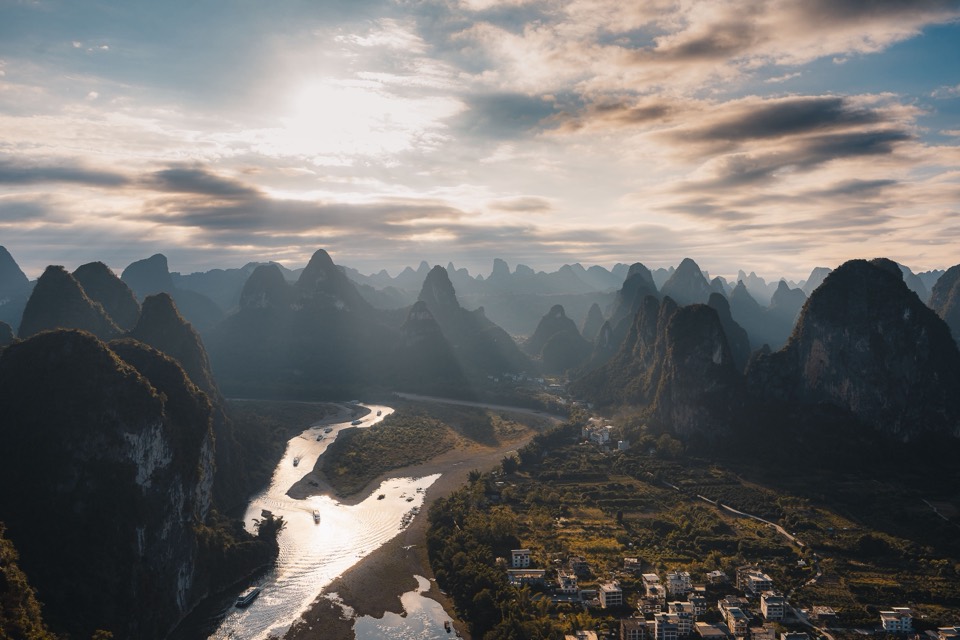 漓江在喀斯特峰林间蜿蜒的航拍景象